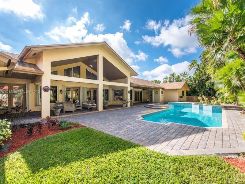 Single-family home with pool in Palmetto Bay residential neighborhood